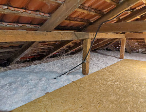 Zateplení stropu bungalovu pomocí foukané izolace